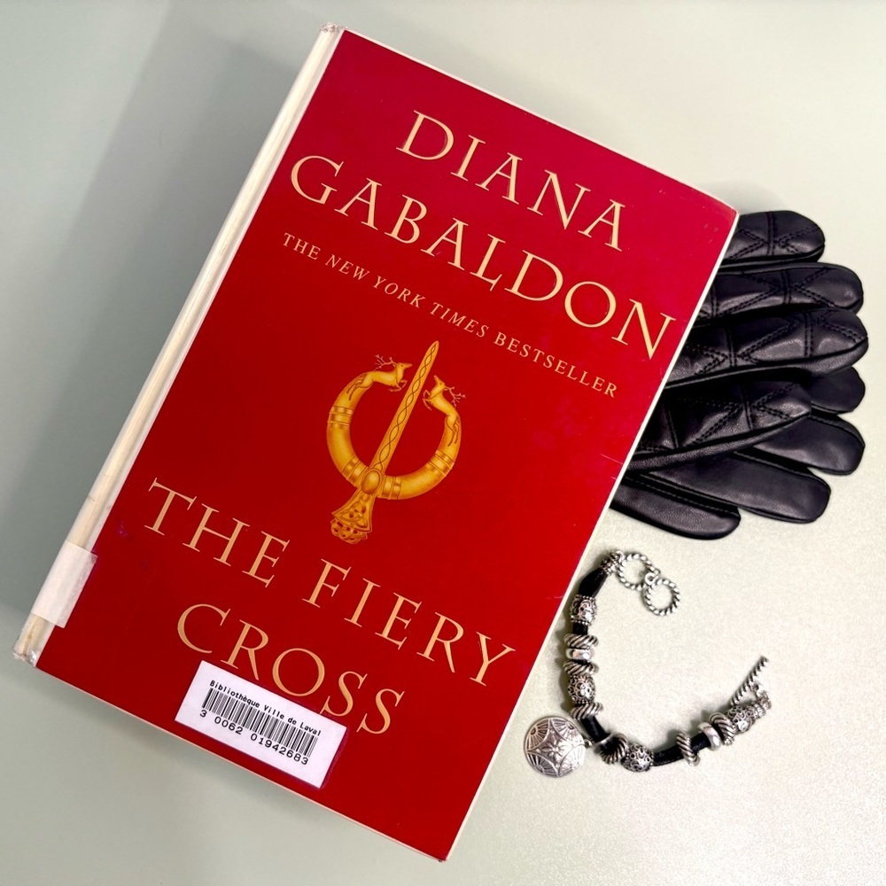 Outlander Curated Bundle Hardcover + 100% Sheepskin Cashmere Gloves + Bracelet